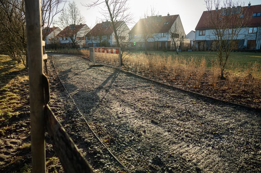 Droga dla pieszych i rowerów przy ulicy Koziej na Maślicach nabiera kształtu